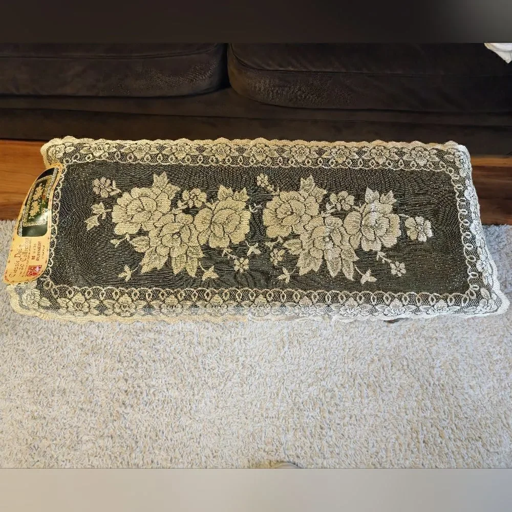 NWT Vintage lace doily runner